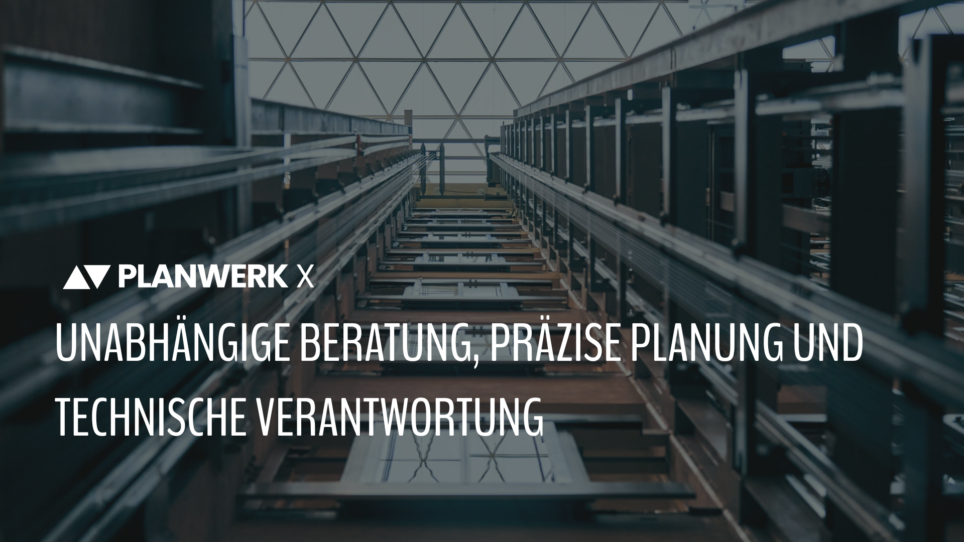 Aufzugsschacht als Hintergrund, davor Beschreibung von PLANWERK X, über das Unternehmen
